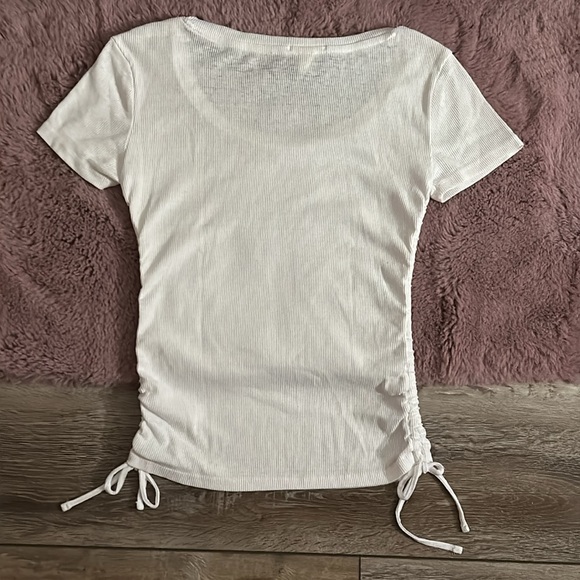 White rutched top with ties on the side and scoop neck - Picture 2 of 2